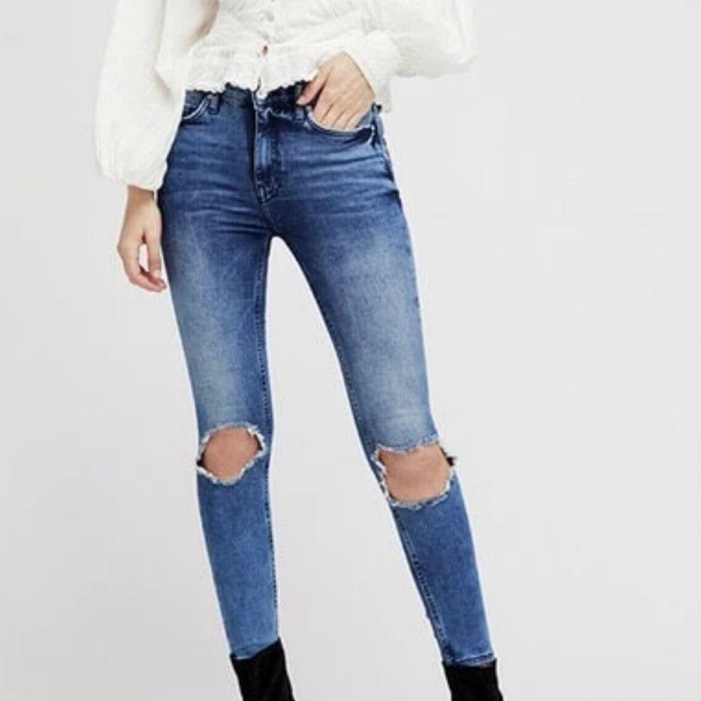 31)Free People Busted Knee Med Wash Jeans